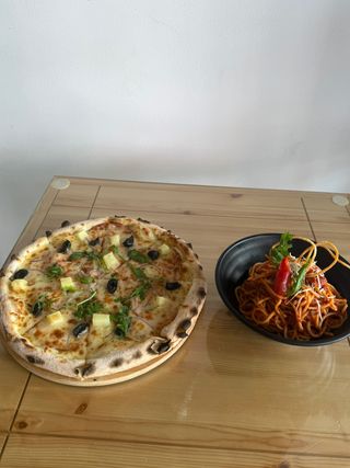 Pizza et pâte bolognaise
