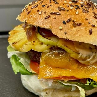 Aloha burger, cartofi wedges, sos rose