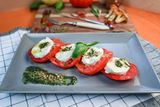 Капрезе с розови домати и прясно песто (300г)