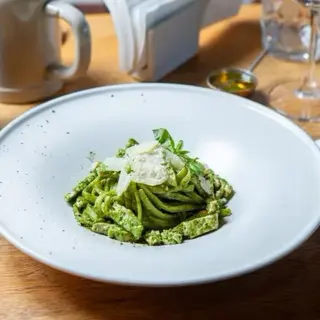 Tagliolini cu pesto și pui