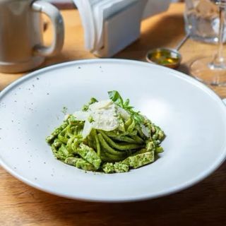 Tagliolini cu pesto și pui