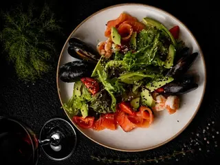Салат з морепродуктами з фірмовою заправкою (250г)