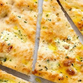 Focaccia cu ulei de măsline, basilico, roșii cherry, grana și măsline