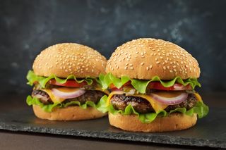 Panino con semi di sesamo e hamburger