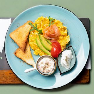 Jaja sa avokadom i dimljenim lososom