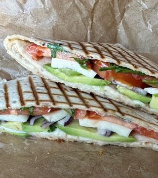 Cziken grillowany pełnoziarnisty placek w formie kiszonki