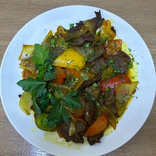 Говяжья вырезка с овощами обжаренная в особом соусе