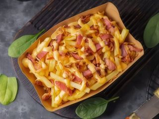 Картопля фрі з смаженою цибулею та беконом