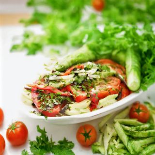 კიტრი-პომიდვრის სალათი ნიგვზით