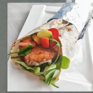 Tortilla z panierowanym kurczakiem, warzywami i sosem