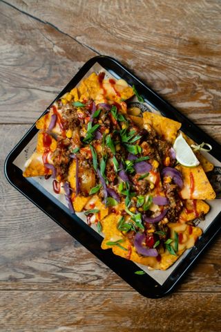 BUENOS NACHOS SEROWE Z CHILI CON CARNE