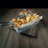 Tiras de pollo con papas fritas