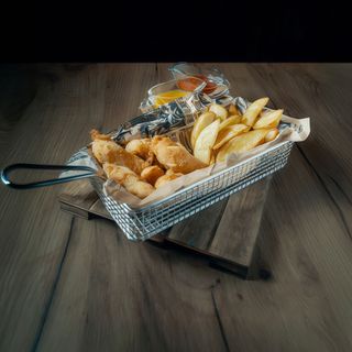 Tiras de pollo con papas fritas