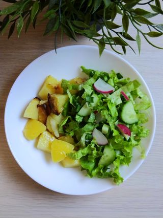 Комбинирана гарнитура от картофи и салата по избор