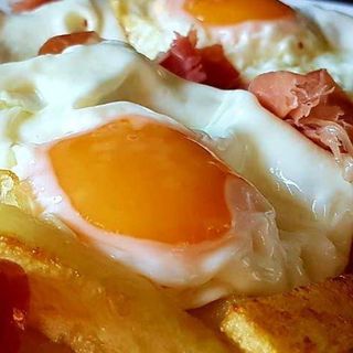 Huevos Fritos con Jamón &  Patatas Belgas (as Rubias)