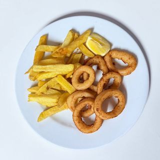Calamares a la Romana con patatas fritas