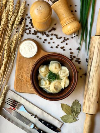 Зі свининою (подаються в бульйоні) (200/50/30г)