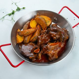 Томленые говяжьи ребра с картофелем по-деревенски