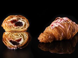 Круасан з вишневим конфі та заварним кремом (130g)