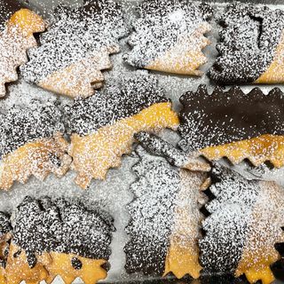 Chiacchiere al forno mix: semplici e pucciate nel cioccolato fondente 500gr