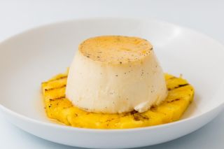 Flan con piña a la brasa