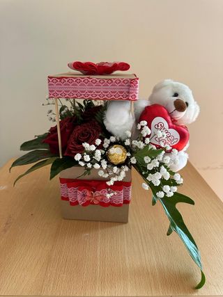 Arranjo com 3 Rosas, Peluche e Chocolates