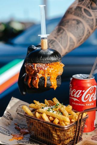 Combo Hamburguesa Black Edition Con Patatas Y Bebida