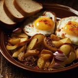 Жареные яйца с картофелем