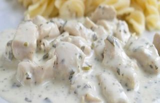 Pui in sos gorgonzola si mamaliguta