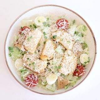 Салат Цезарь с куриным филе 