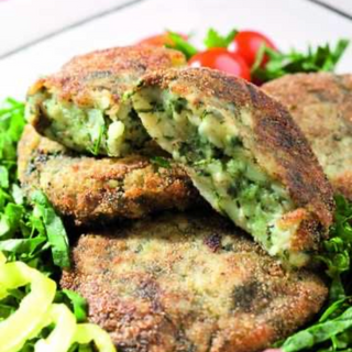 Картофени кюфтета със спанак,сирене и млечен сос