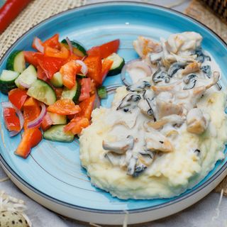 Картопляне пюре, курка з грибами, салат по-домашньому