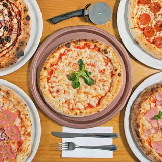 2pizzas aux légumes+2pizzas au poulet+2 boissons gazeuses 2 litres offertes