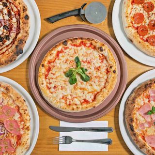 2pizzas aux légumes+2pizzas au poulet+2 boissons gazeuses 2 litres offertes