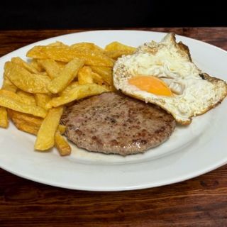 Hamburguesa a la Plancha con Huevo y Patatas fritas