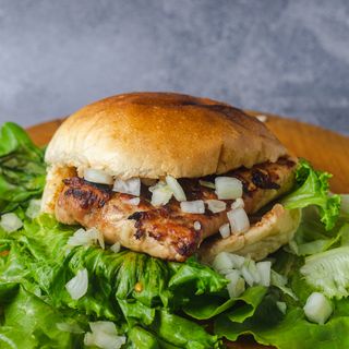 Punjena bela vešalica 270 gr u lepinji