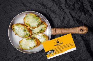 Чесночный багет с сыром Моцарелла