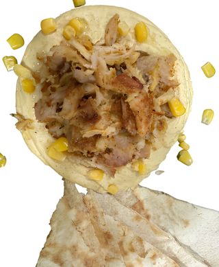 Humus cu pui la farfurie