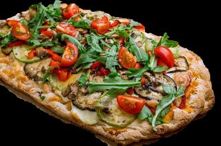 Pinsa con peperoni, melanzane, zucchine, pomodori secchi e olive