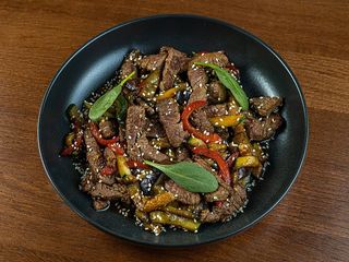 Салат теплий з телятиною та овочами (250g)