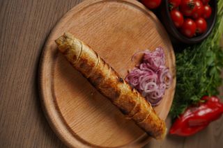 Liulea kebab cu vita si porc cu branza in aluat foietaj pe grill