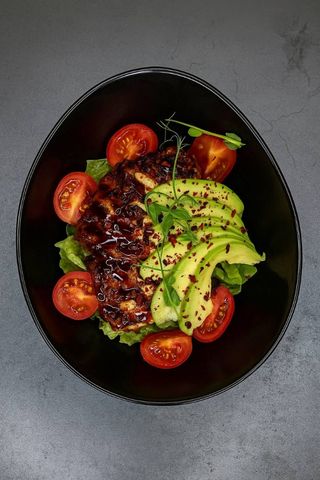 Салат з вугрем та авокадо