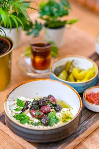 Kremowy ser labneh (ser z jogurtów naturalnych) na słono