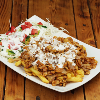Ración De Patatas Fritas Con kebab de pollo y salsa yogur
