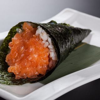 Temaki spicy salmon