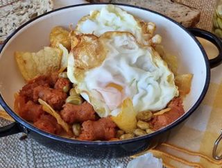 Ración De Huevos Rotos Con Salchichas