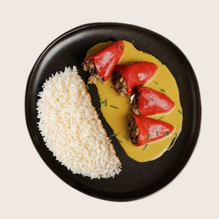Bowl de pimientos rellenos con setas, salsa curry Thai y arroz basmati