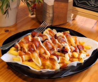 Salchipapas con queso grande