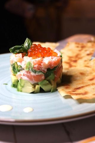 Tartar de salmón con aguacate y yuzu (NEW)