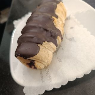 Cannolo di pasta sfoglia al cioccolato